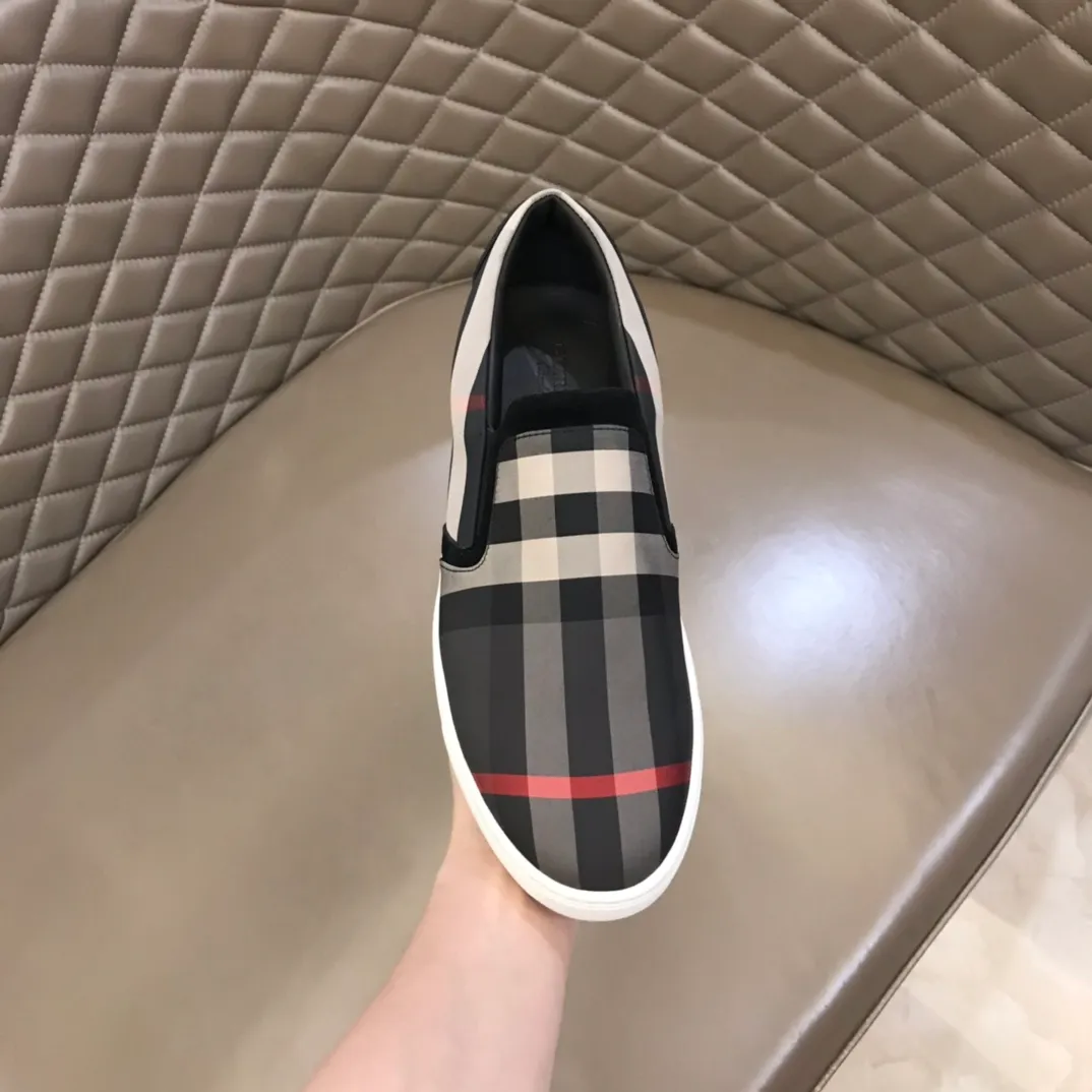 p340 "BURBERR*" men's classic low-top sneakers are reinterpreted in Vintage checkered cotton and matte calfskin, decorated with a new brand logo. First-layer sheepskin lining, embossed Burberry logo on the heel, and original TPU outsole! Size: 38-44